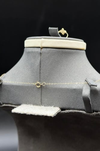 طقم اطفال زهرة ذهب تصميم الماس عيار 18 وزن من 1.4...