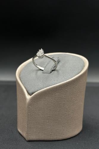 خاتم الماس على شكل جوهرة وزن الذهب : 1.73 جرام وزن...