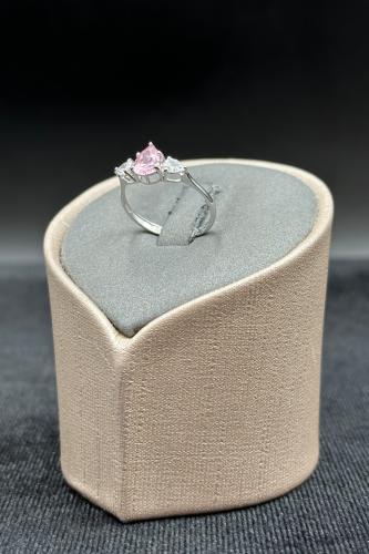 خاتم ذهب ابيض عيار 18 تصميم فص وردي ناعم وزن 1.4 ج...