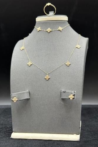 طقم ذهب عيار 18 بتصميم زهرة وزن من 3.4 الى 3.5 جرا...