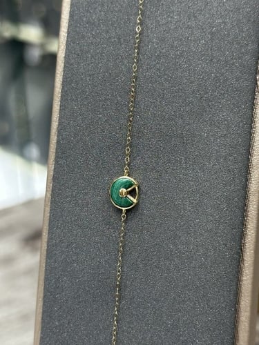 عقد ذهب مع اسوارة تصميم دائري مع صدف ملون لأطلالة...