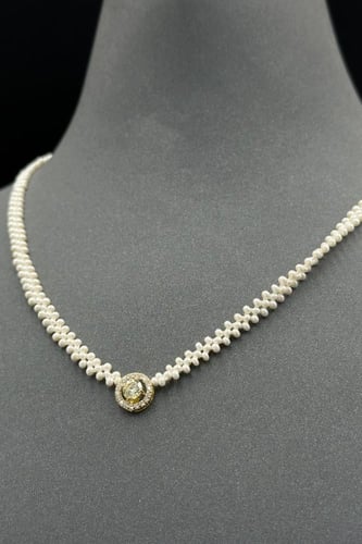 عقد لؤلؤ مع فص ملون مع ذهب عيار 18 وزن من 0.6 الى...