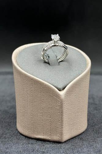 دبلة توينز ذهب ابيض مع فص سولتير عيار 18 وزن 2.8 ج...