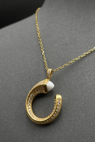 عقد ذهب عيار 18 هلال تصميم الماس وزن 10.5 جرام