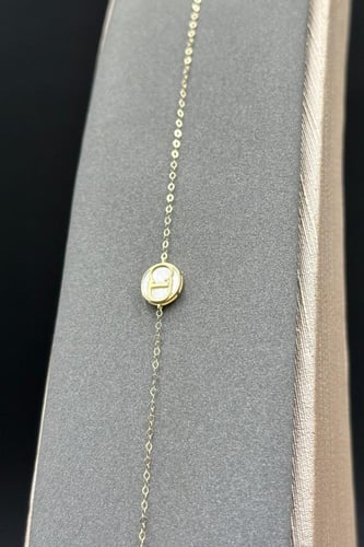 عقد مع اسوارة ذهب مع صدف ابيض عيار 18 وزن 0.9 جرام