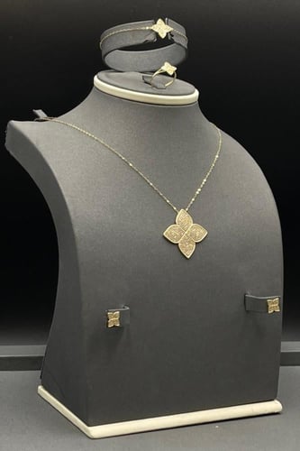 طقم وردة ذهب تصميم الماس عيار 18 وزن 7.7 جرام