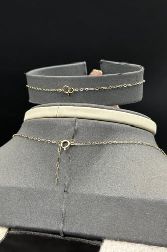 طقم وردة مع فراشة ذهب مع صدف وردي عيار 18 وزن من 6...