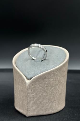 خاتم الماس وزن الذهب : 2.03 جرام وزن الألماس : 0.1...