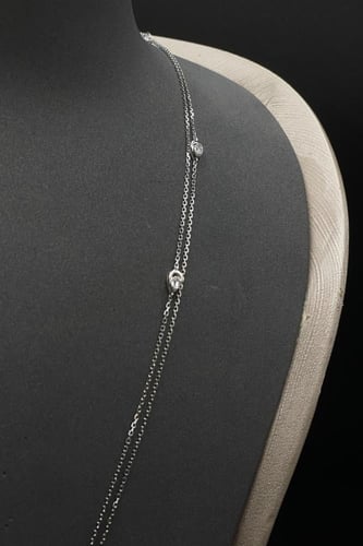 شال ذهب ابيض عيار 18 بتصميم دمعات الماس وزن 16.8 ج...