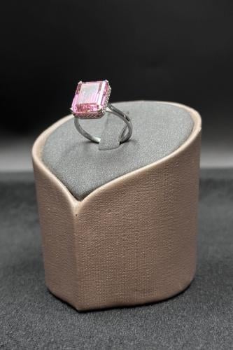 18K Gold ring with a luxurious design 4.9-5.1 g