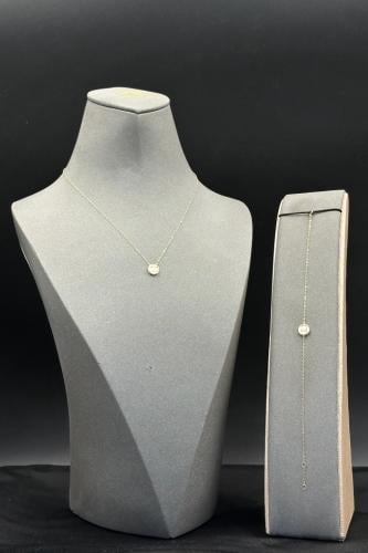 عقد مع اسوارة ذهب مع صدف ابيض عيار 18 وزن 0.9 جرام