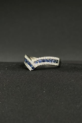 خاتم الماس وزن الذهب : 2.37 جرام وزن الألماس : 0.7...