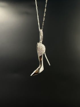 عقد الماس فخم بتصميم حذاء الاميرات الفريد