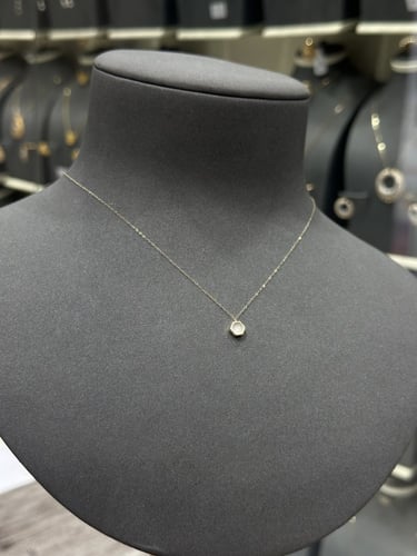 عقد سداسي ذهب مع صدف ابيض