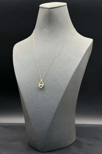 عقد الماس وزن الذهب : 1.80 جرام وزن الألماس : 0.40...