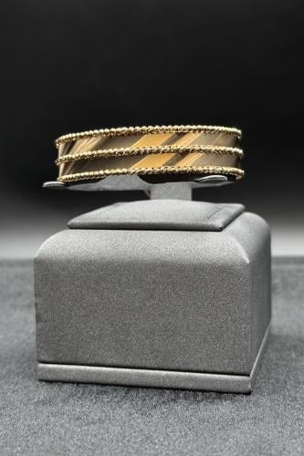 اسوارة ذهب عريضه عيار 21 بتصميم فخم وزن من 15.9 ال...