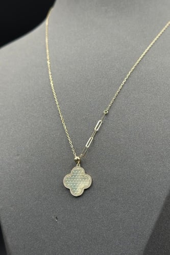 عقد ذهب عيار 18 بتصميم وردة وزن من 2.2 إلى 2.3 جرا...