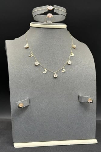 طقم وردة مع فراشة ذهب مع صدف وردي عيار 18 وزن من 6...