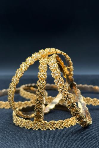 بناجر ذهب صافي بتصميم وردات عيار 21 وزن من 10.3 ال...