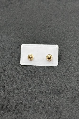 حلق طبي ذهب للاطفال عيار 18 مع صدف ابيض وزن 0.3 جر...