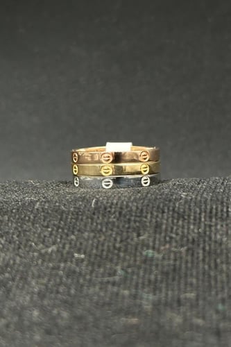 دبلة ثلاث ادور ذهب صافي ملون عيار 18 وزن من 5.9 ال...