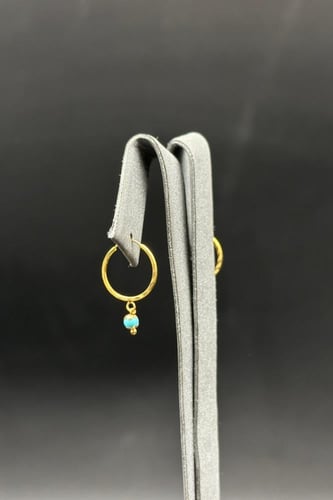 حلق ذهب مع صدف فيروزي عيار 21 وزن من 0.5 الى 0.6 ج...