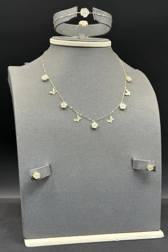 طقم وردة مع فراشة ذهب مع صدف ابيض عيار 18 وزن من 6...