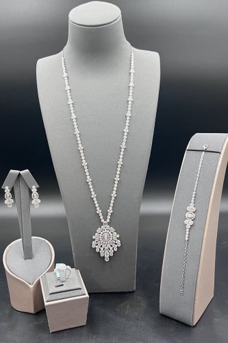 طقم ذهب ابيض شال موديل الماس عيار 18 وزن 30.15 جرا...