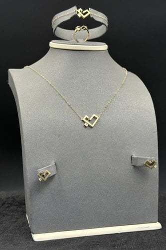 طقم حب ذهب تصميم الماس عيار 18 وزن من 6.3 الى 6.4...