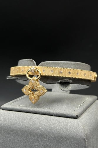 اسوارة وردة ذهب تصميم الماس عيار 18 وزن من 14.5 ال...