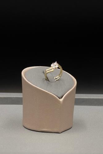 خاتم ذهب عيار 18 تصميم دمعة الماس وزن من 1.6 الى 1...