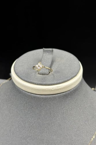 طقم اطفال زهرة ذهب تصميم الماس عيار 18 وزن من 1.4...