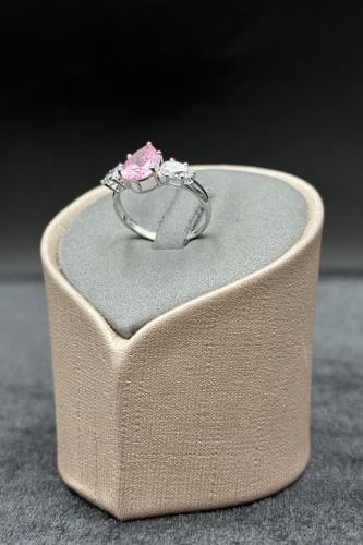 خاتم ذهب ابيض عيار 18 تصميم فص وردي وزن من 1.8 الى...