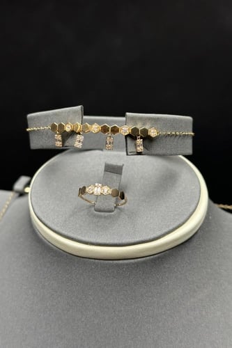 طقم خلية مع باقيت ذهب تصميم الماس عيار 18 وزن 11.1...