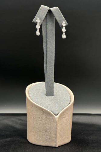 حلق الماس وزن الذهب : 2.95 جرام وزن الألماس : 0.99...