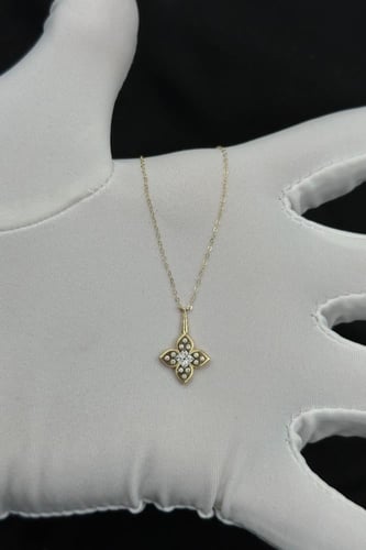 سلسلة ذهب عيار 18 زهرة تصميم الماس وزن من 0.9 الى...