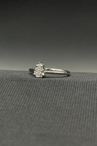 خاتم الماس على شكل جوهرة وزن الذهب : 1.73 جرام وزن...