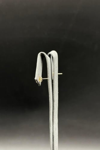 حلق زهرة ذهب تصميم الماس عيار 18 وزن من 0.6 الى 0....