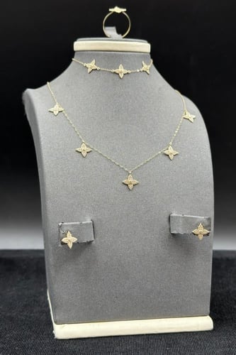 طقم نجمة ذهب تصميم الماس عيار 18 وزن من 3.6 الى 3....