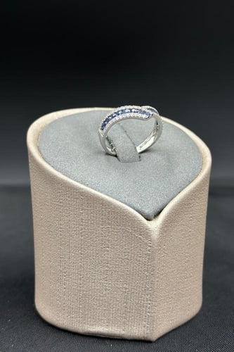 خاتم الماس وزن الذهب : 2.37 جرام وزن الألماس : 0.7...