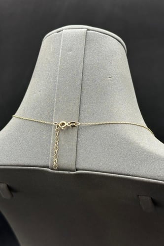 عقد فراشة نازل مع صدف ابيض عيار 18 وزن 2.1 الى 2.2...