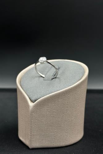 خاتم الماس وزن الذهب : 1.31 جرام وزن الألماس : 0.1...