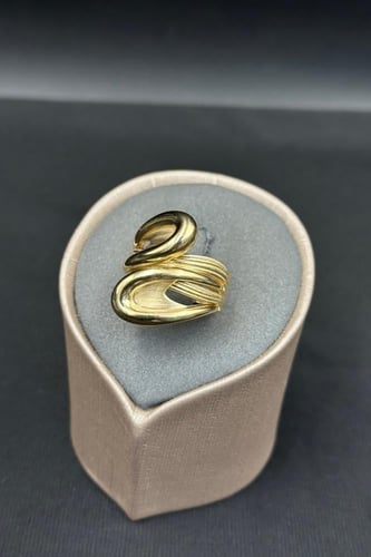 خاتم خطوبة ذهب عيار 18 صافي بتصميم عصري وزن 8.4 جر...