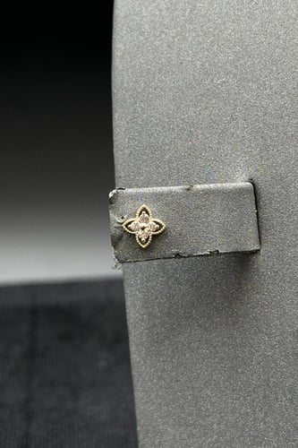 طقم اطفال زهرة ذهب تصميم الماس عيار 18 وزن من 1.4...