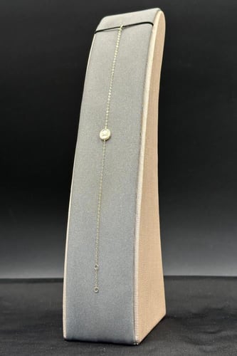 عقد مع اسوارة ذهب مع صدف ابيض عيار 18 وزن 0.9 جرام