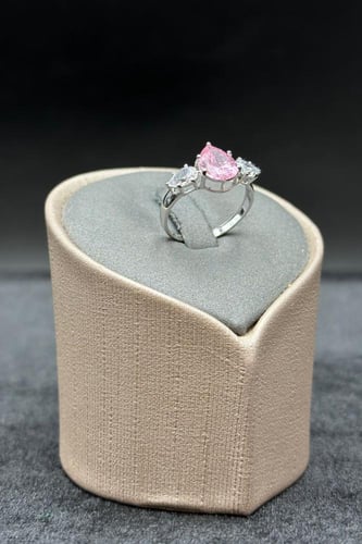 خاتم ذهب ابيض عيار 18 تصميم فص وردي وزن من 1.8 الى...