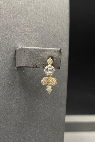 طقم وردة مع باقيت ذهب تصميم الماس عيار 18 وزن 10.6...