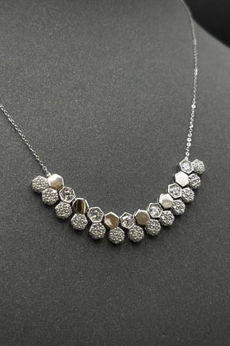 سلسال ذهب ابيض عيار 18 خليه بتصميم الماس وزن من 4....