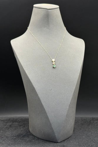 عقد وردتين لون اخضر ذهب تصميم الماس عيار 18 وزن من...