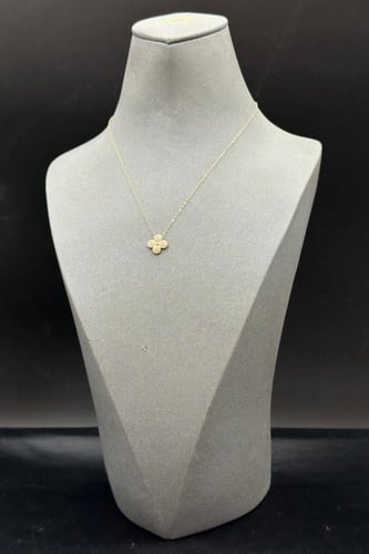 سلسلة ذهب عيار 18 وردة تصميم الماس وزن 0.8 جرام